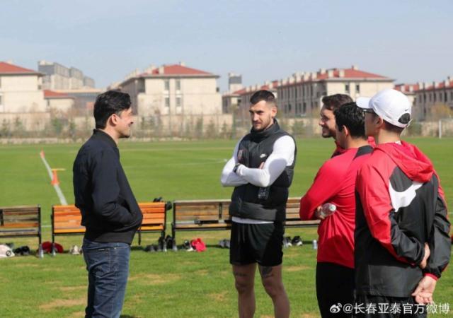网上百家乐平台-亚泰兵抵武汉新帅谢晖随队 塞尔吉尼奥解禁复出