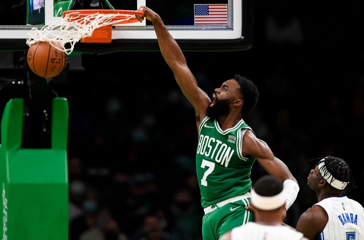 网上百家乐-解说：从得分手到球队领袖 杰伦·布朗还需学习 得串联好球队