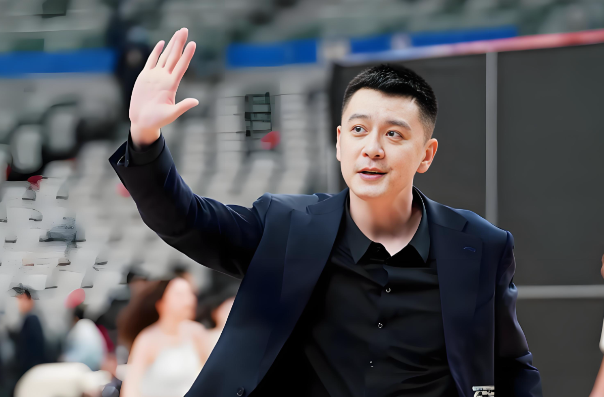 不是胡金秋，不是赵继伟！杨鸣点赞男篮3人，是赢球的关键