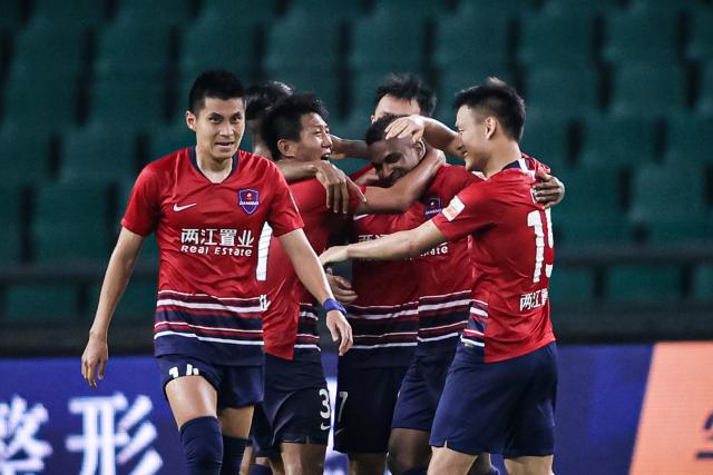 网上百家乐平台-闪电破门+罚丢点球+2红牌! 渝豫上演让2追3大逆转